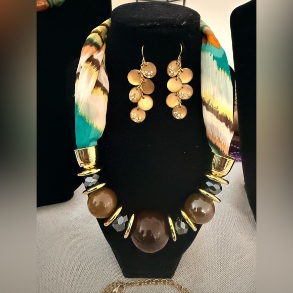 Vintage Colorful Beaded Necklace and earrings
6 necklaces
2 earrings - Picture 5 of 16